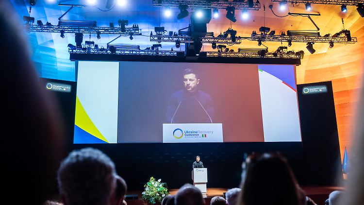 "Die Ukraine braucht Investitionen", sagte Präsident Selenskyj in Rom. 