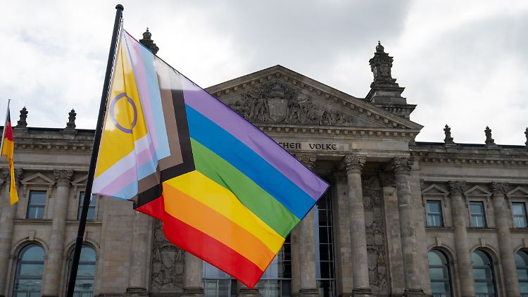 Das Anbringen von Fahnen in Gebäuden des Bundestages ist Abgeordneten nicht gestattet. 