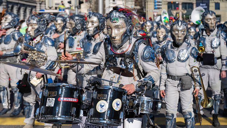 Das Zeitalter der KI-Roboterv war auch Thema bei der Schweizer Fastnacht in Luzern.