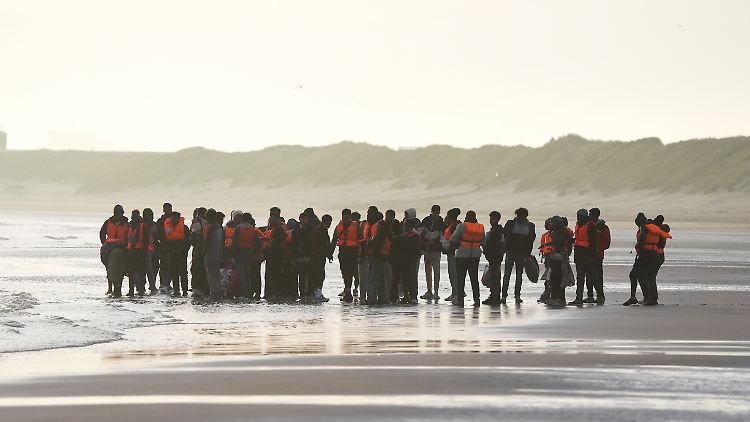 So viele Migranten wie nie zuvor überqueren den Ärmelkanal in Booten, um nach Großbritannien zu gelangen.