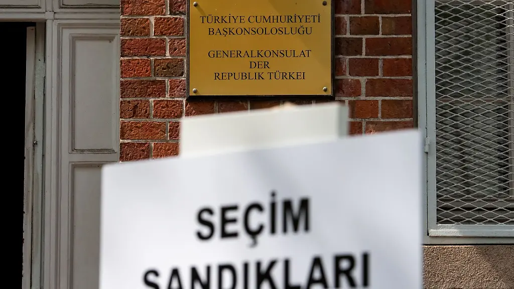 Ein-Schild-mit-der-Aufschrift-Secim-Sandiklari-Wahlurne-steht-vor-dem-Generalkonsulat-der-Republik-Tuerkei