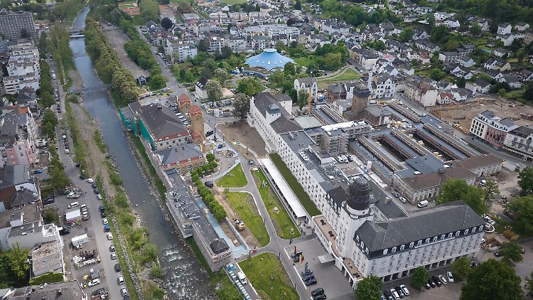 Vier Jahr nach der Flutkatastrophe im Ahrtal ist das Stegenberger-Hotel wieder im Betrieb, am nahe gelegenen Kurhaus wird noch gearbeitet.