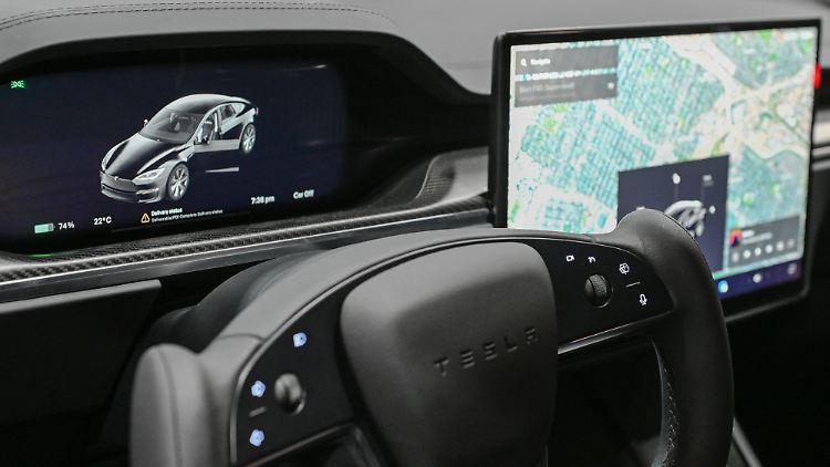 Mit Grok müssen Tesla-Fahrer sich auf harte Rechtskurven einstellen, witzelt ein US-Magazin.