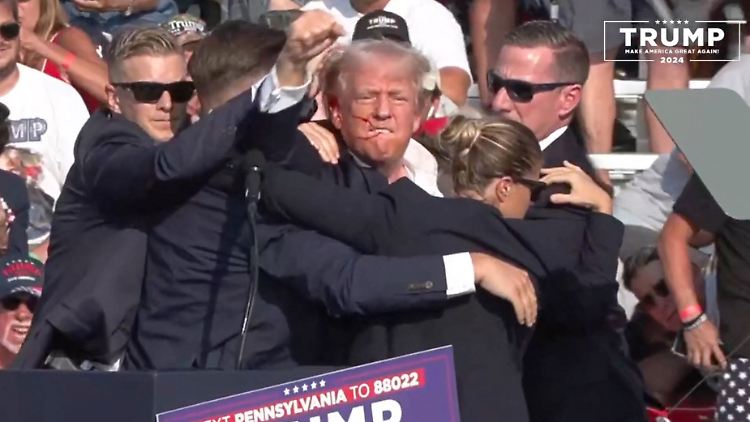 Die Bilder des blutenden und die Faust kämpferisch in die Höhe reckenden Trump gingen um die Welt - nicht wenige glauben, dass die Wahl in diesem Moment zu seinen Gunsten entschieden wurde.