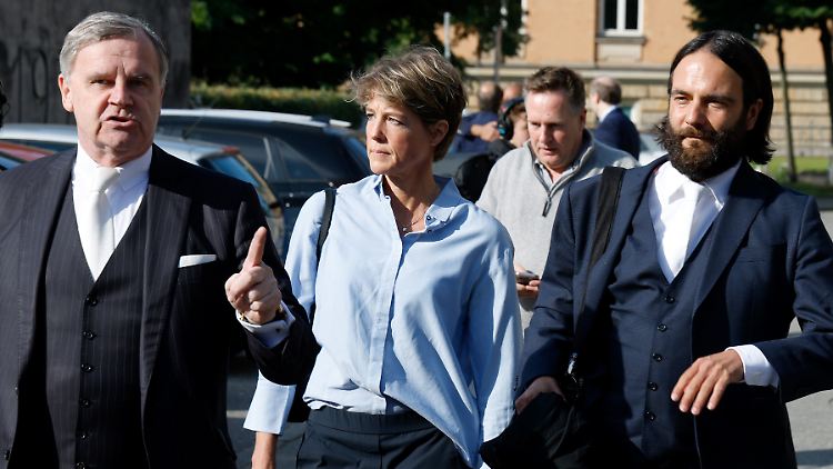 Christina Block kommt mit ihren Verteidigern zum Prozessbeginn in Hamburg.