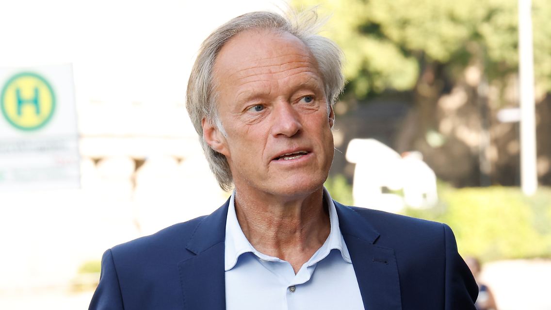 Der frühere Fernsehmoderator und Sportjournalist Gerhard Delling bei seiner Ankunft am Landgericht Hamburg.