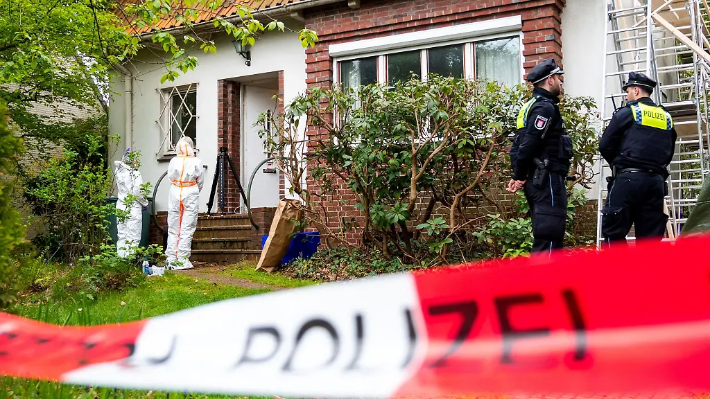 Polizisten-und-Mitarbeiter-der-Spurensicherung-stehen-im-Stadtteil-Blankenese-vor-einem-Wohnhaus