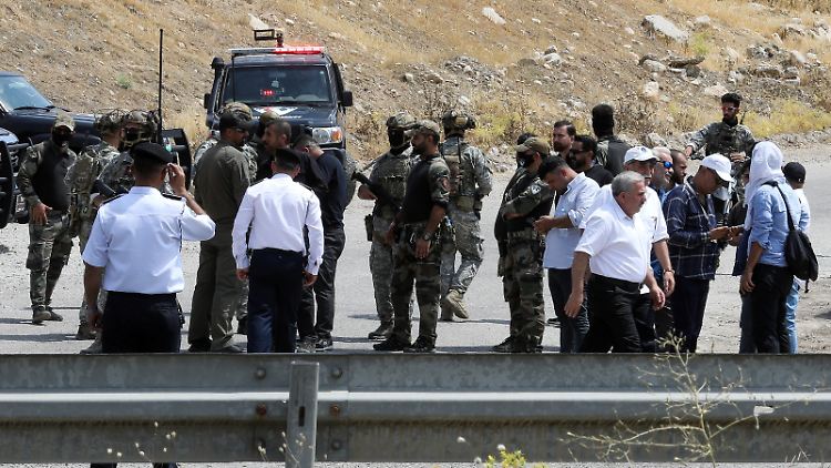 Kurdische Sicherheitskräfte stehen vor der Zeremonie bei Sulaimanijah an einem Kontrollpunkt. 