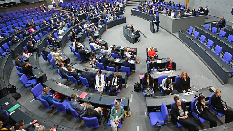 Teile der Fraktion der Linken und der SPD drehten dem AfD-Redner Martin Sichert den Rücken zu.
