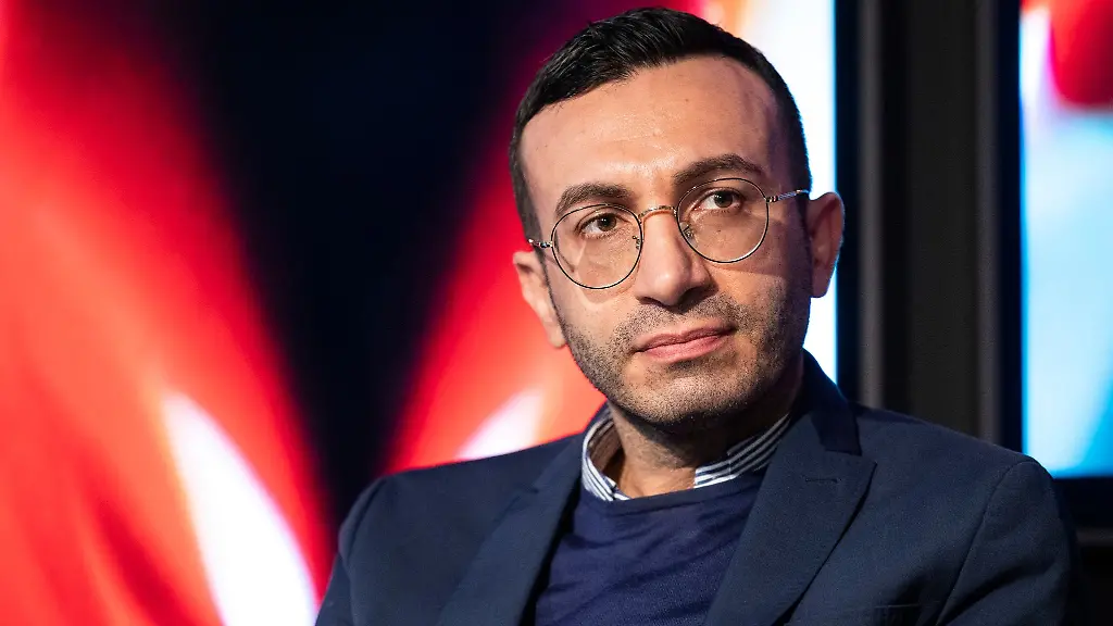 Mike-Josef-SPD-sitzt-auf-einer-Buehne