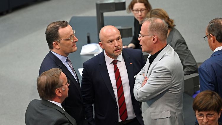 Die schwarz-rote Koalition hat die Abstimmung über drei Richterposten für das Bundesverfassungsgericht im Juli kurzfristig abgesagt.