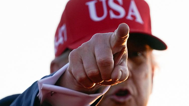"Ich spreche die Fantasien der Menschen an." Showeffekte, Gesten und eine angeblich "ehrliche Übertreibung" sind nach Trumps eigener Darstellung Teil seiner Strategie.