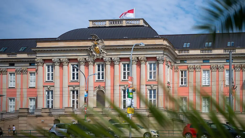 Der-Sitz-des-brandenburgischen-Landtags-zeichnet-sich-vor-dem-blauen-Himmel-ab