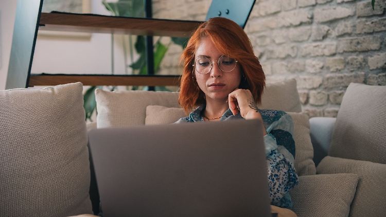 Passt der Job wirklich zu mir? Auch wenn sich ein Angebot hat sehr gut anhört, sollten Bewerber innehalten und ihre persönlichen Bedürfnisse analysieren.