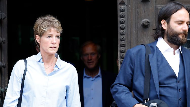Christina Block (v.l.n.r.), ihr Lebensgefährte Gerhard Delling und Blocks Verteidiger Ingo Bott verlassen nach dem ersten Prozesstag das Hamburger Landgericht. 