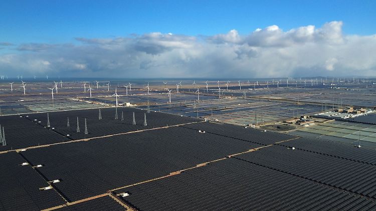 Photovoltaikanlage in der ostchinesischen Provinz Shandong - China setzt seit Jahren auf einen massiven Ausbau Erneuerbarer Energien.