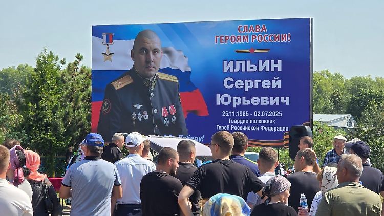 Gedenkplakat für den getöteten Oberst Sergej Iljin.