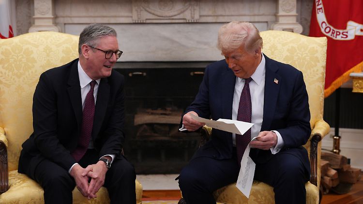 Hocherfreut: US-Präsident Donald Trump liest einen Brief des britischen Königs Charles, überreicht von Premierminister Keir Starmer.