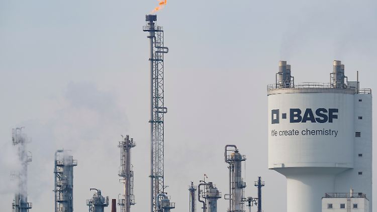 Die Marktnachfrage für Chemieprodukte wird geringer steigen als bisher erwartet.
