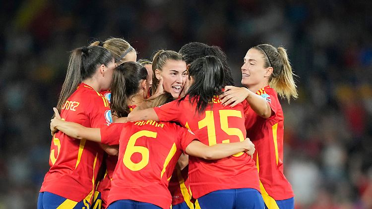  Patri Guijarro (m.) und ihre Teamkolleginnen bejubeln das 2:1 gegen Italien.