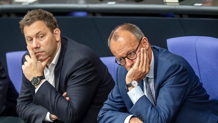 Debatte um die Richterwahl im Bundestag: Vizekanzler Klingbeil und Kanzler Merz sehen urlaubsreif aus.