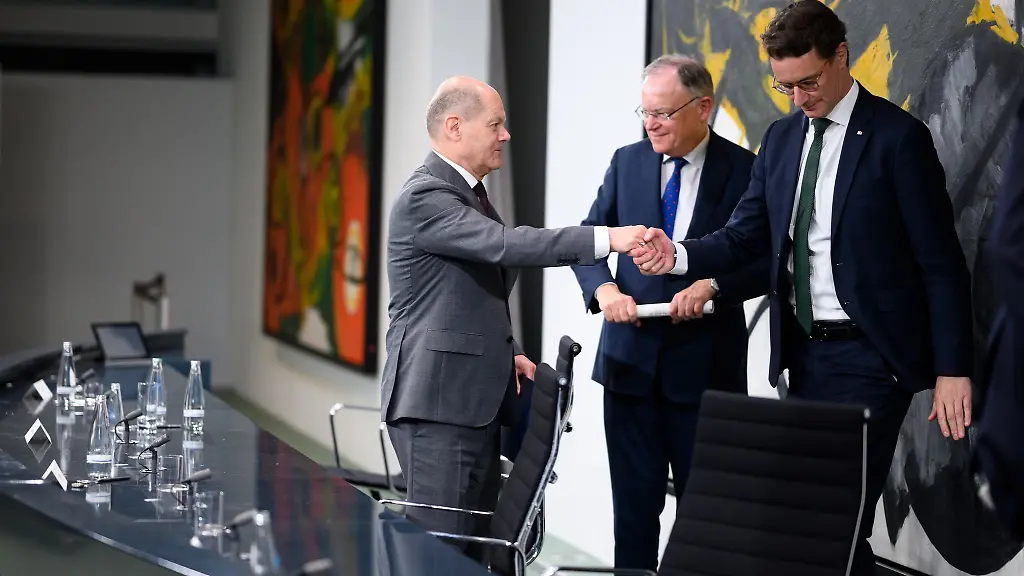 Bund-und-Laender-haben-bei-einem-Fluechtlingsgipfel-im-Kanzleramt-eine-Grundsatzentscheidung-vertagt