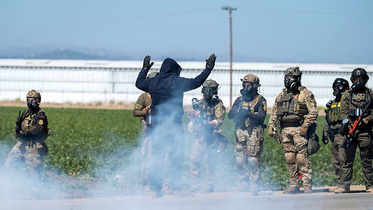 Die Beamten setzen Tränengasgranaten und Gummigeschosse gegen Demonstranten ein, die gegen Trumps Migrationspolitik protestieren. 