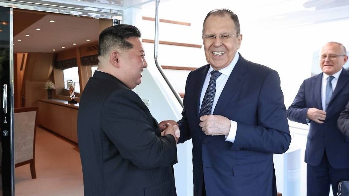Herzlichkeit in Nordkorea: Lawrow und Kim schütteln sich die Hände.