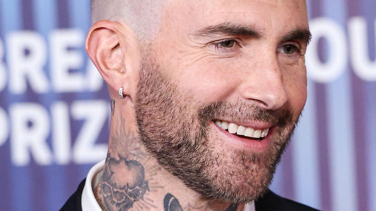 Bis zum Hals tätowiert. Nur ins Gesicht kommen ihm keine, sagt Adam Levine.