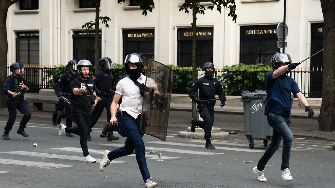 Nach dem Sieg in der Champions League rannte die Polizei in Paris hin und her.