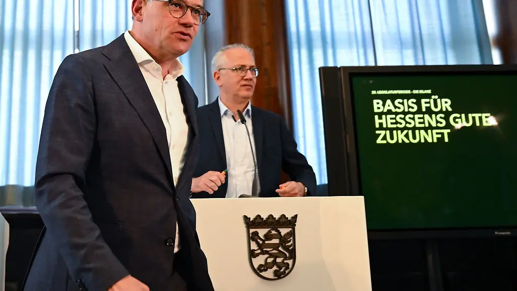 Boris-Rhein-CDU-l-Ministerpraesident-von-Hessen-und-sein-Stellvertreter-Tarek-Al-Wazir-Buendnis-90-Die-Gruenen-Wirtschaftsminister-nehmen-in-der-Frankfurter-Goethe-Universitaet