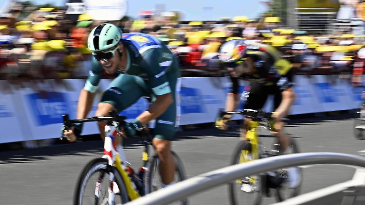 Jonathan Milan fährt Wout van Aert davon.
