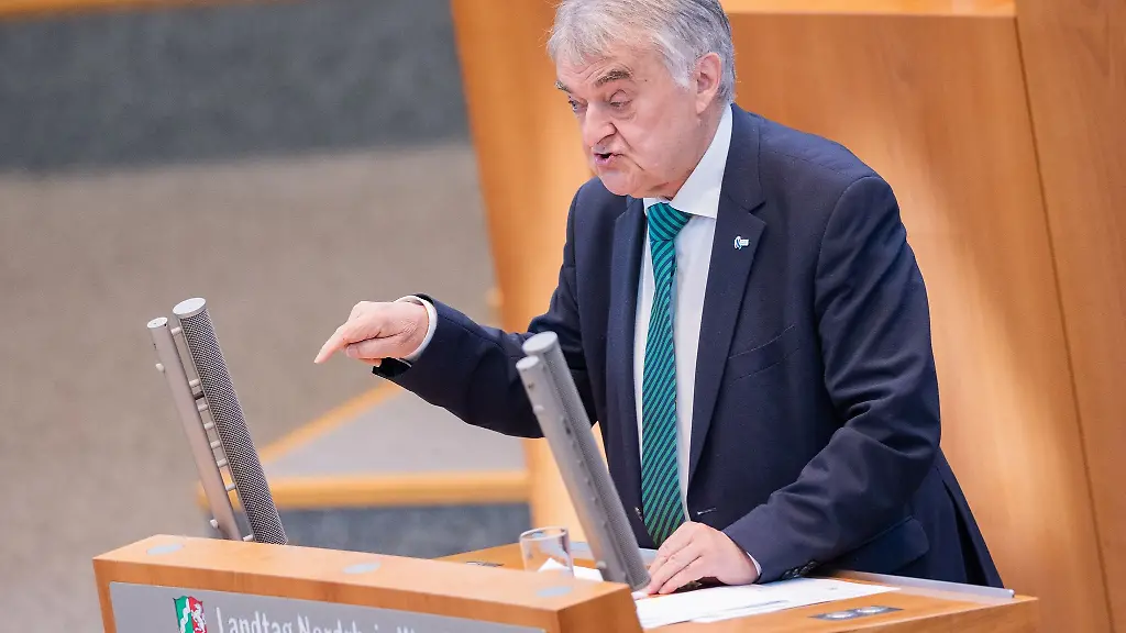 Nordrhein-Westfalens-Innenminister-Herbert-Reul-spricht-im-Plenum-des-Landtags