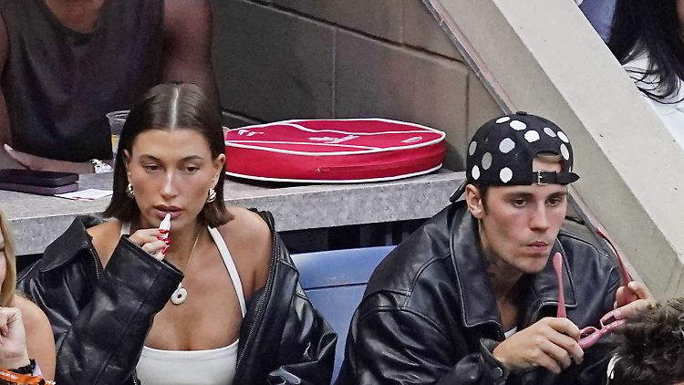 Hailey und Justin Bieber bei einem Sportevent - im Lederjacken-Partnerlook.