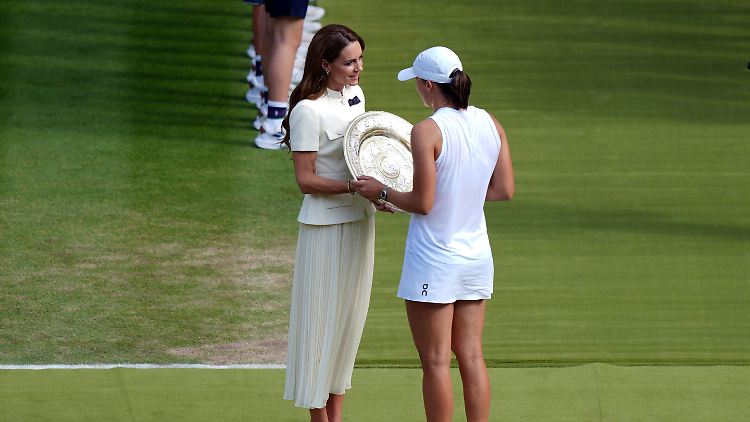 Die Prinzessin bei der Übergabe der Wimbledon-Trophäe.
