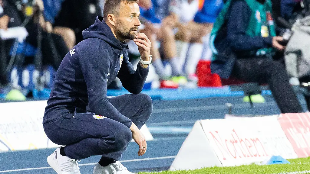 Braunschweigs-Trainer-Michael-Schiele-reagiert-im-Spiel