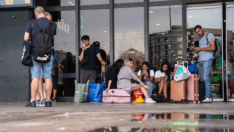 Reisende sitzen am Bahnhof von Barcelona fest. In der ganzen Region war der Zugverkehr ausgesetzt.