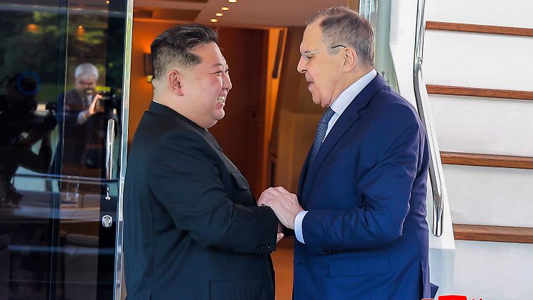 Lawrow (rechts) wird in Nordkorea herzlich von Machthaber Kim Jong Un empfangen.