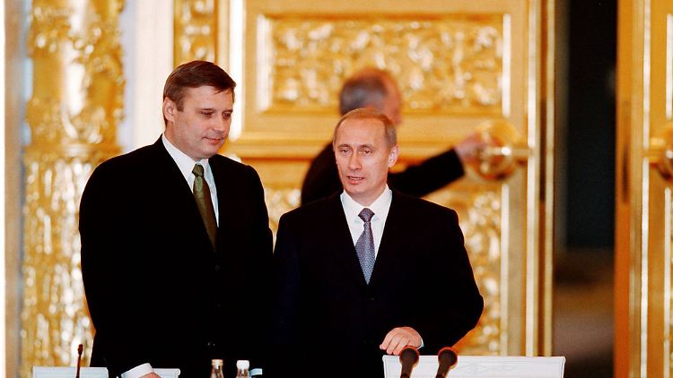 Zumindest optisch war er da ein anderer: Putin gemeinsam mit seinem damaligen Ministerpräsidenten Kassjanow im November 2000.