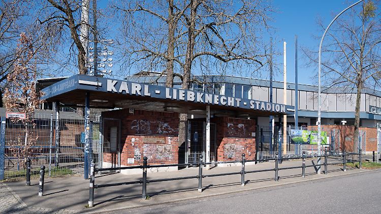 Die Täter sollen in das Hauptgebäude des Vereins eingebrochen sein.