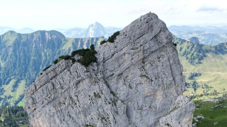 Der Schmalstöckli ist ein markanter Felsgipfel im Kanton Schwyz.