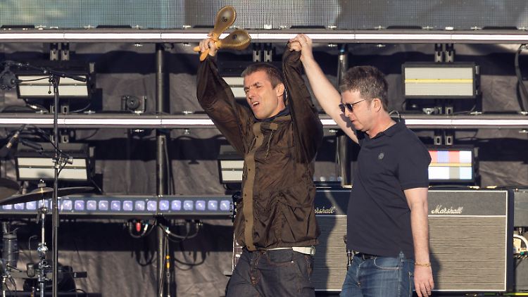 Noel und Liam Gallagher auf der Bühne im Heaton Park in Manchester.