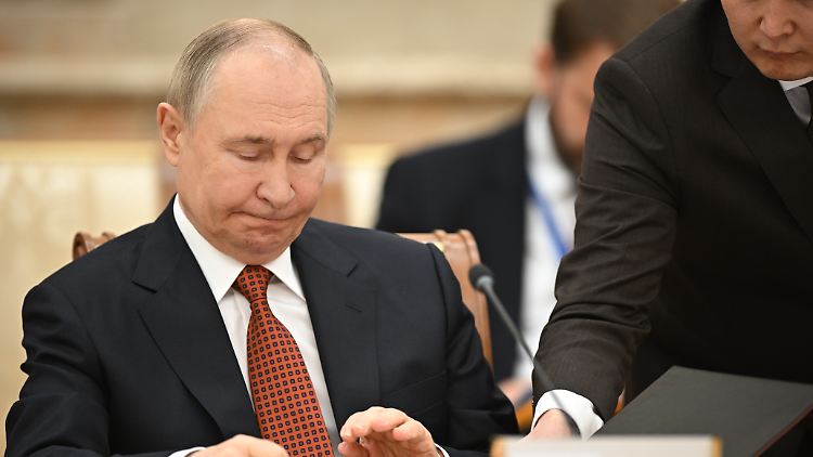 Nach 25 Jahren der Machtfülle erinnert sich Wladimir Putin zurück.