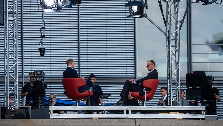 Bundeskanzler Friedrich Merz neben dem Journalisten Markus Preiß beim ARD-Sommerinterview.