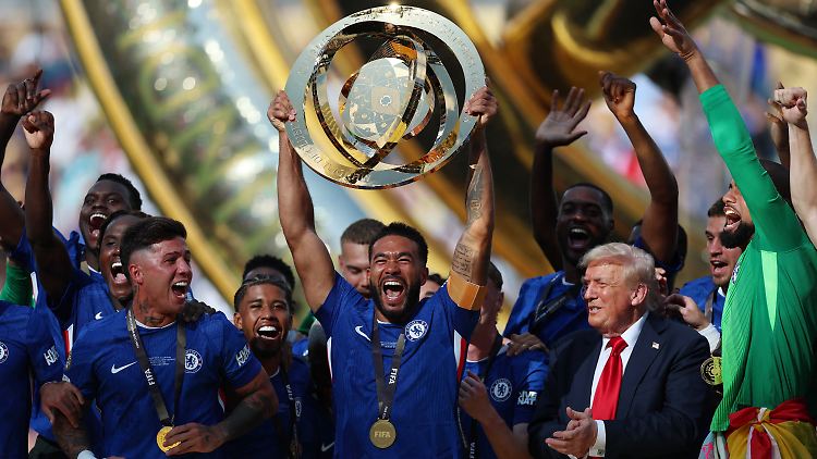 Reece James mit dem Pokal, Donald Trump ist begeistert.