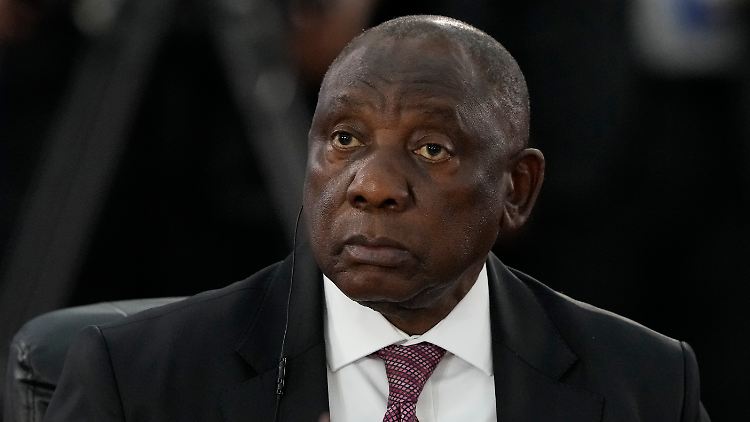 Ramaphosa richtet eine Kommission ein, die die Vorwürfe gegen den Polizeiminister untersuchen soll. 
