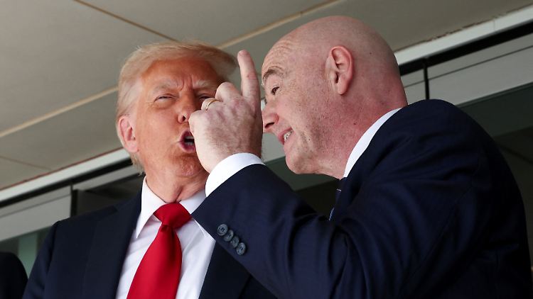 Verrät Gianni Infantino hier seine Idee für die WM 2026?