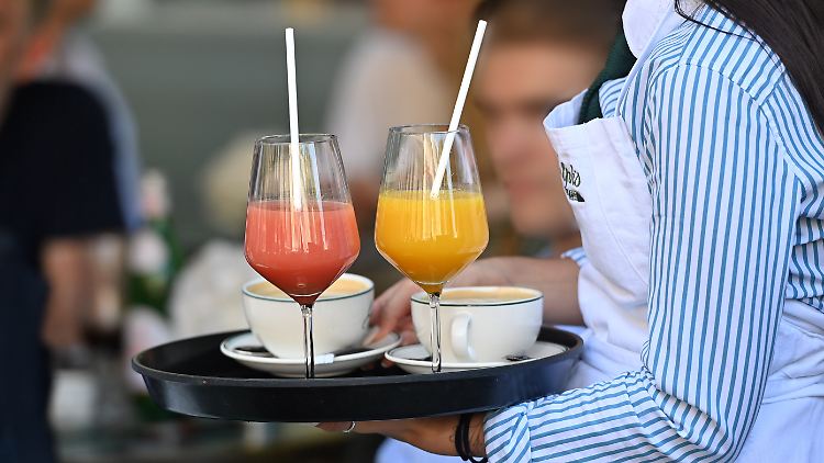 Im Gastgewerbe erhalten ab kommendem Jahr 56 Prozent der Beschäftigten mehr Gehalt.