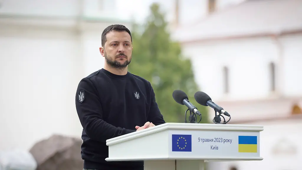 Laut-dem-ukrainischen-Praesidenten-Wolodymyr-Selenskyj-haengt-der-Start-der-Gegenoffensive-mit-weiteren-Lieferungen-von-gepanzerter-Fahrzeuge-zusammen