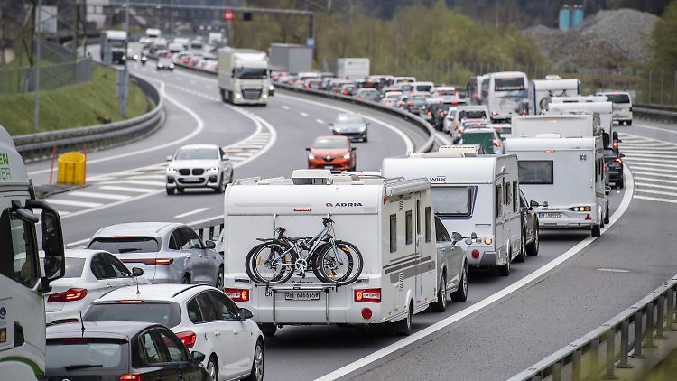 Vor dem Schweizer Gotthard-Tunnel bilden sich zu Ferienbeginn oft kilometerlange Staus.